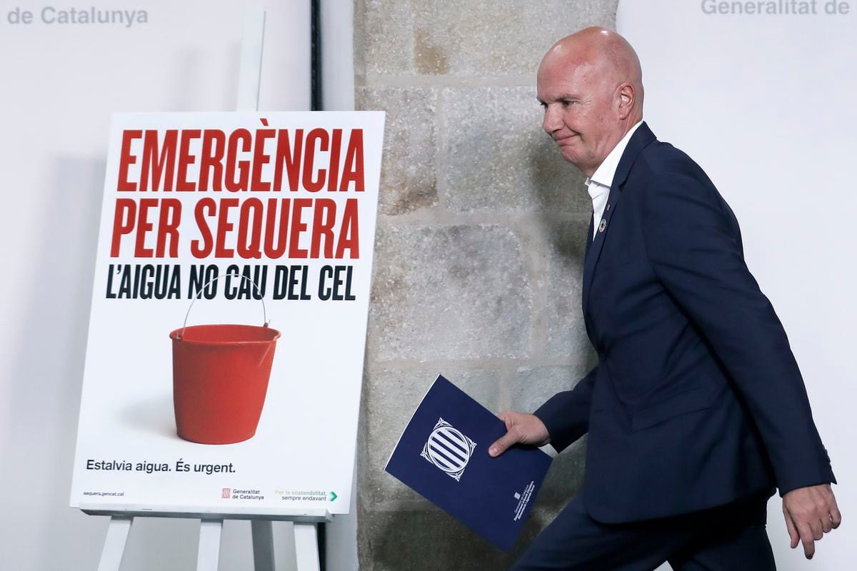 aiguaesvida's tweet photo. 🤯 Com decideix el @govern les restriccions per #sequera sense conèixer el consum d'aigua dels grans consumidors? #NoEnRaja
  
A tocar de l'emergència, les dades de consum de les grans activitats econòmiques no són públiques.
 
✍️ Opinió a @elpais_espana: https://t.co/OYtvd6LCeL https://t.co/SHo3y687MA