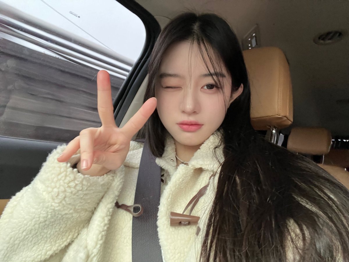 안녕하세요 민주입니다 😀 
제가 있는 곳에는 오늘 눈이 엄청 많이 오고 길이 엄청 미끄러웠어요.. 여러분들 다치지 않도록 항상 조심하고 따뜻하게 입어요!! 너무너무 보고 싶어요 건강 잘 챙기시고!! 항상 감사합니다 ❣️