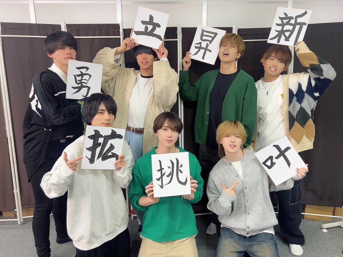 info_ReLIT's tweet photo. ◁─ ─ ─ ─ ─ 
💫 ReLIT info
   ─ ─ ─ ─ ─▷ 

🧧お年玉企画🧧

このポストの【🔁700リポスト】達成で、
お正月配信中にメンバーが書いた、
『書き初め色紙』をサイン入りで7名様にプレゼント致します！🎁

更に‼️
【🔁1000リポスト】達成で、

【宛名、全員サイン入り】
『ウェディングベルが鳴り響く』のCDを

3名様にプレゼント致します💍

▪️応募期間
1月9日19:00〜1月16日23:59迄

▪️応募方法
このポストを『いいね』&『リポスト』

皆さんぜひリポストをお願いします💫

#ReLIT