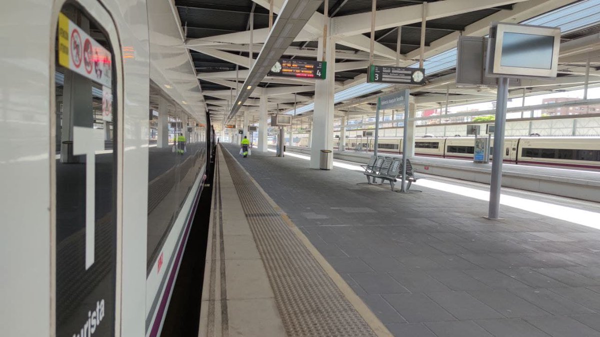 CCOO_FER's tweet photo. ‼️ CCOO no va a permitir el secuestro de la negociación colectiva en ADIF y Grupo RENFE

✊🏻 Hemos interpuesto dos comisiones de conflictos, en ambas empresas porque la negociación colectiva se encuentra bloqueada

📰👉🏼https://t.co/nLlja3Yu2j https://t.co/vYEIzgltkI