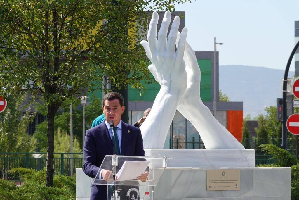 DoctorSITHo's tweet photo. Los sanitarios andaluces tenemos una estatua con unos aplausos inaugurada y bendecida por el mismísimo @JuanMa_Moreno . La miro cada día antes de acostarme, me cuida, me protege, me reconforta y me da alegría y ganas de vivir. Gracias Juanma https://t.co/70OHORM1yt