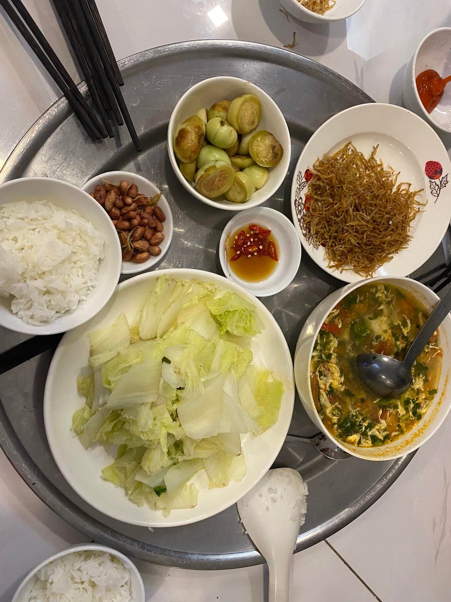 linhvy3369's tweet photo. Em không ăn sang vì tại em nghèo , có anh nào nuôi không ạ 😒🤦‍♀️ https://t.co/63oOVw4Wui