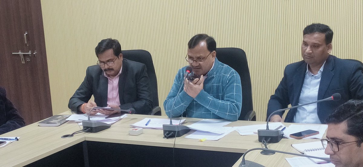 vidishadm's tweet photo. कलेक्टर श्री उमाशंकर भार्गव कलेक्ट्रेट के बेतवा सभा कक्ष में लंबित आवेदनों की समीक्षा बैठक करते हुए।
कलेक्टर श्री भार्गव के द्वारा बैठक में पीएम जनमन (पीव्हीटीजी) मिशन तहत जिले में क्रियान्वित कार्यों की गहन समीक्षा की जा रही है।
@PMOIndia
#Impowering
#Tribalsand
#PMJANMAN https://t.co/YnLUZtOGEL