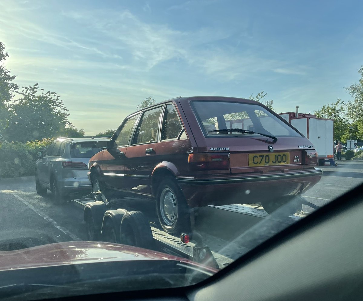 Does it get any different to the Tesla earlier?? Here's an #austin #maestro #austinmaestro #maestrohls originally registered in late 1985, spotted a couple of years back being trailered north.

#austinrover #rover #austincars #mgmaestro #carsofthe80s #retrocar #modernclassic