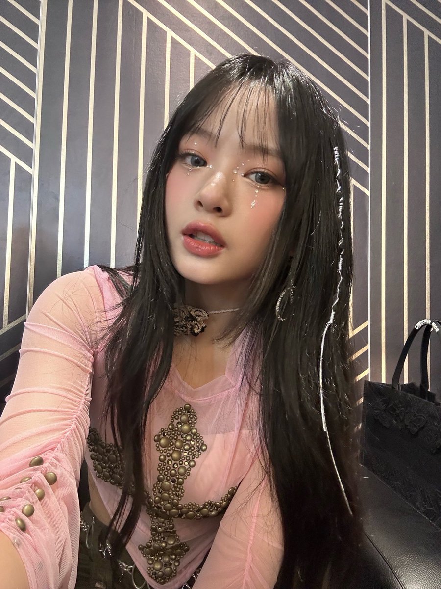 newjeansroom's tweet photo. 땨........... https://t.co/PkHninhZsh