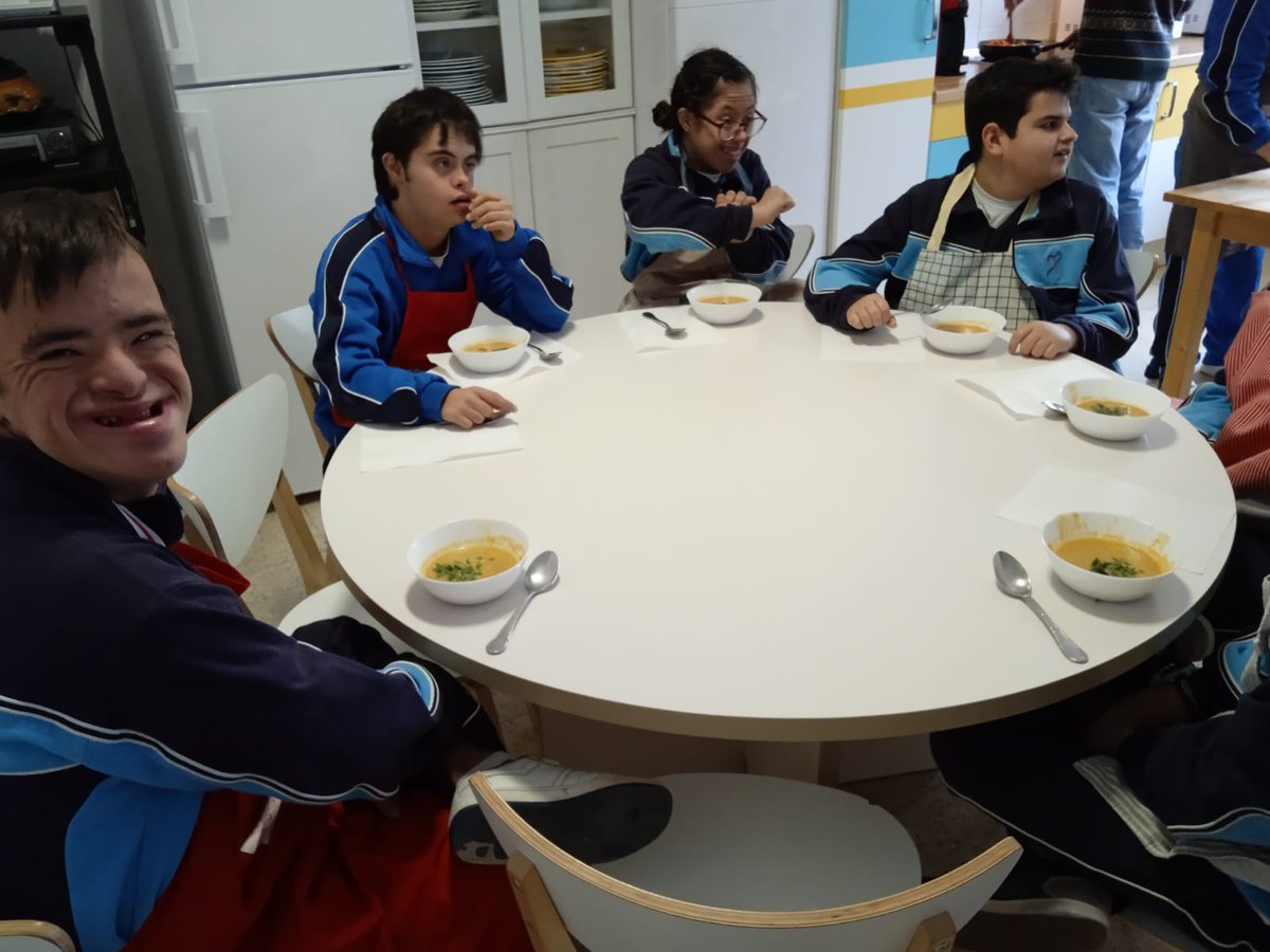 FGarrigou's tweet photo. Comenzamos enero cuidándonos 🙂

Hoy en el Taller "Menudo Sabor" con @mucho_isaac hemos preparado "Sopa de Lechuga"

▶️ Ingredientes:

Zanahoria, cebolla y lechuga🥬🥕🧅 Como teníamos repollo, también le hemos puesto 😉

Después, le hemos añadido ralladura de 🍋 y hierbabuena https://t.co/kyzxBSOdjA