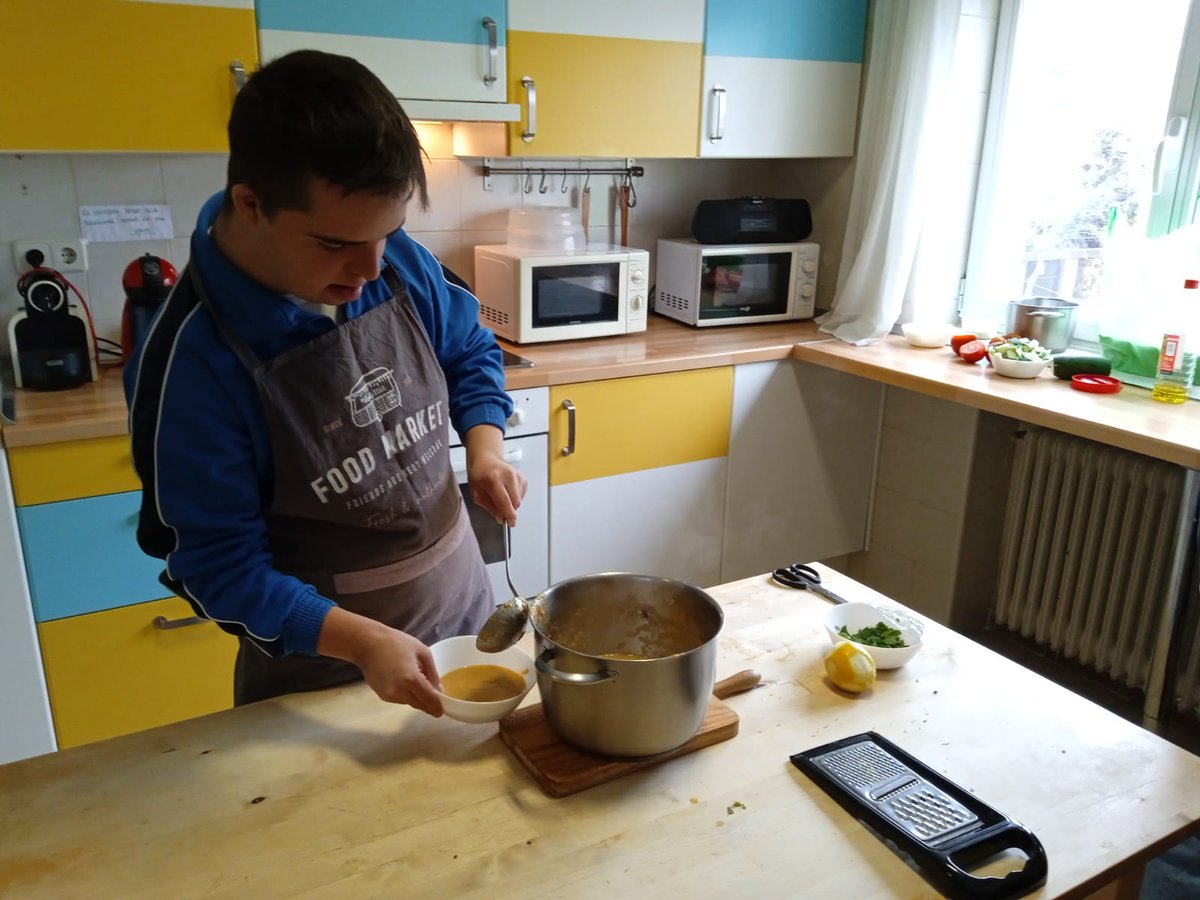 FGarrigou's tweet photo. Comenzamos enero cuidándonos 🙂

Hoy en el Taller "Menudo Sabor" con @mucho_isaac hemos preparado "Sopa de Lechuga"

▶️ Ingredientes:

Zanahoria, cebolla y lechuga🥬🥕🧅 Como teníamos repollo, también le hemos puesto 😉

Después, le hemos añadido ralladura de 🍋 y hierbabuena https://t.co/kyzxBSOdjA