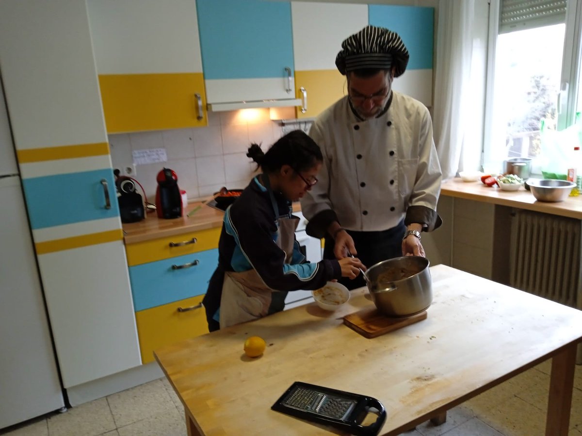 FGarrigou's tweet photo. Comenzamos enero cuidándonos 🙂

Hoy en el Taller "Menudo Sabor" con @mucho_isaac hemos preparado "Sopa de Lechuga"

▶️ Ingredientes:

Zanahoria, cebolla y lechuga🥬🥕🧅 Como teníamos repollo, también le hemos puesto 😉

Después, le hemos añadido ralladura de 🍋 y hierbabuena https://t.co/kyzxBSOdjA