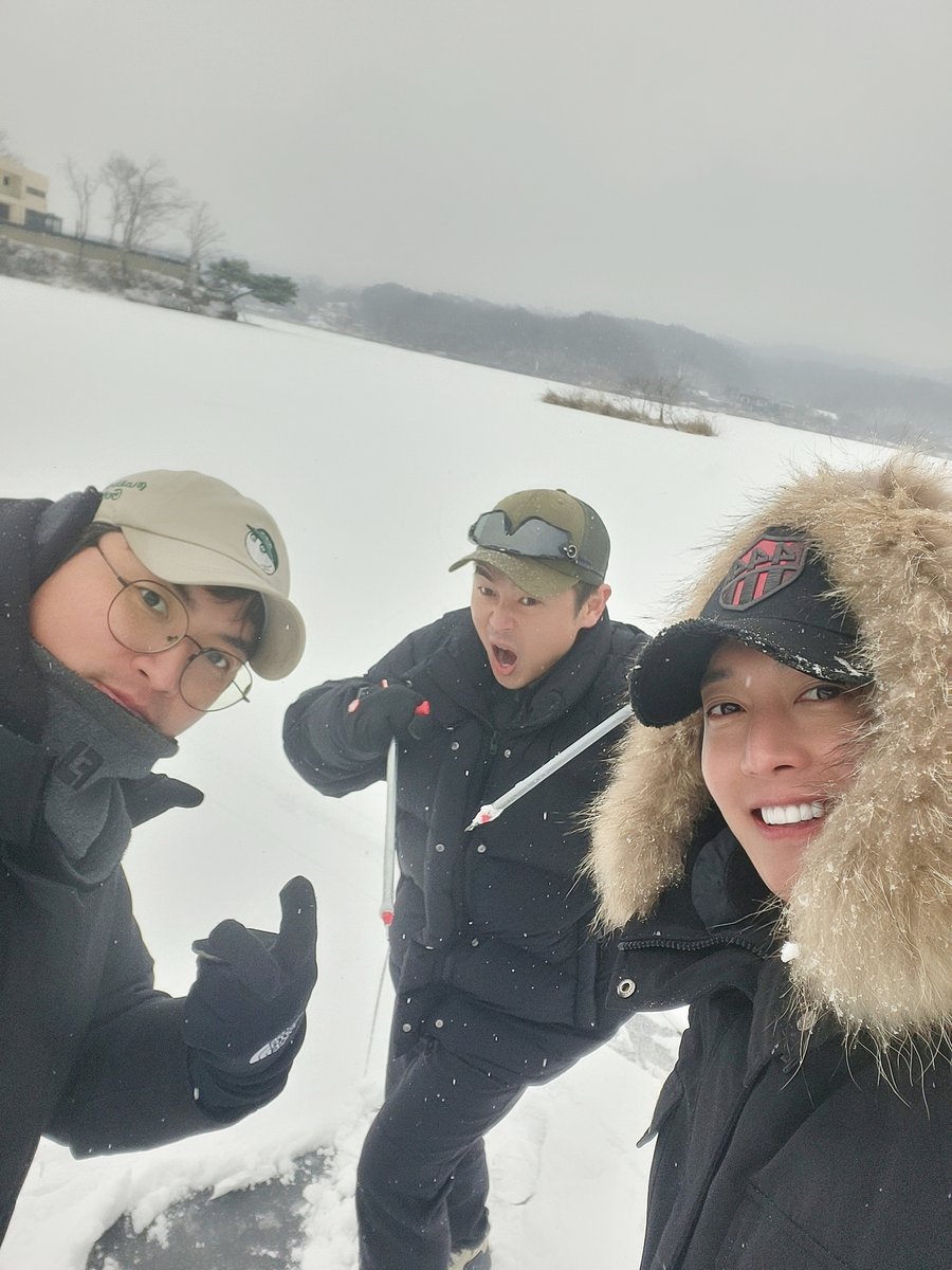 새해부터 여러모로 일들이 많아서 인사가 늦어졌어요.
저도 오랜만에 친구들과 낚시도 하고 눈사람도 만들고 썰매도 탔습니다~~
웃을 일들이 점점 사라지는 게 아니고 동심과 점점 멀어지는 게 아닐까 하고 생각이 드는 하루였습니다.
행복해지도록 노력해 보겠습니다.
2024년 모두 복 많이 받으세요
