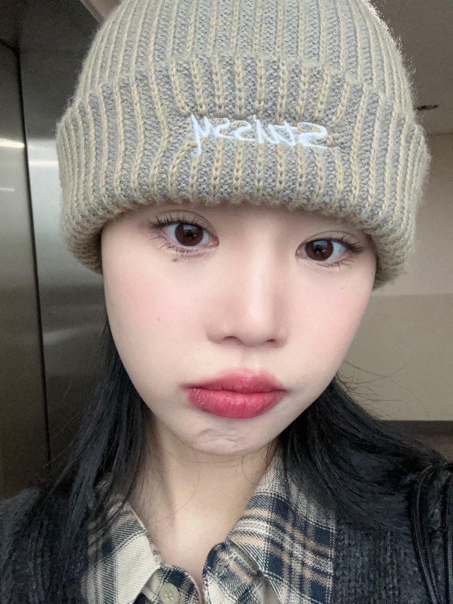 240109 #수진 프롬 비니 정보🧢

스투시 2TONE KNIT SHORT BEANIE  
-탄(베이지)

naver.me/GgPq61xs