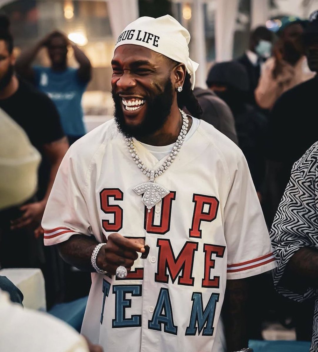 OfficialBlog_UR's tweet photo. Burna Boy's "City Boys" achieves Gold certification in France 🇫🇷📀

— The African Giant is currently the Afrobeats artiste with the highest number of certifications in the country https://t.co/ZC3Rak4Ko8