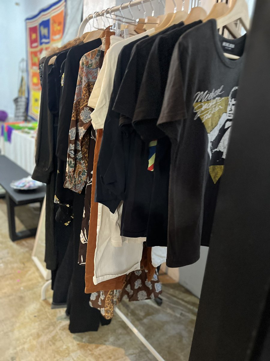 Aknot10766271's tweet photo. 店主フリマも並べながら♡

littlehomeのオーナーicohiさんの作品など、POPUPは1/14(日)
まで！

定休日は木曜日🤍 https://t.co/Bf2EfpBuMv