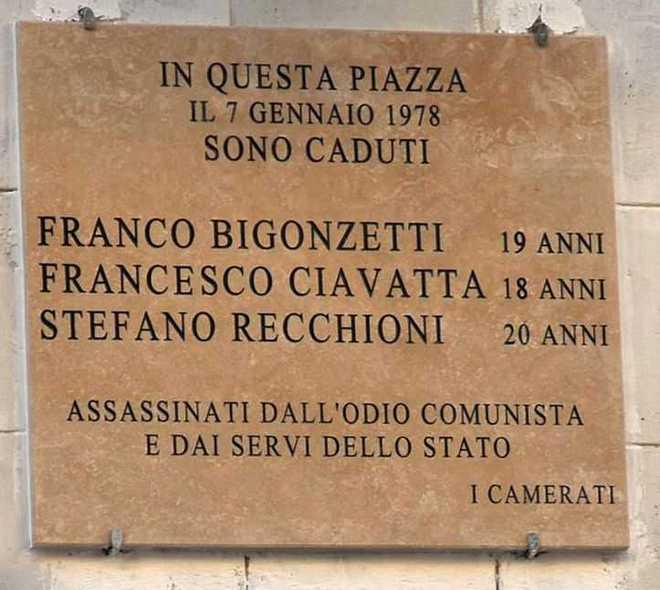 Presidente @GiorgiaMeloni questa lapide per i morti di #AccaLarentia l'ha voluta affiggere lei 11 anni fa in polemica con Gianfranco Fini. La riscriverebbe tal quale? Con quella firma? Pensa che basti sostituire 'patrioti' a 'camerati' per far digerire il fascismo agli italiani?