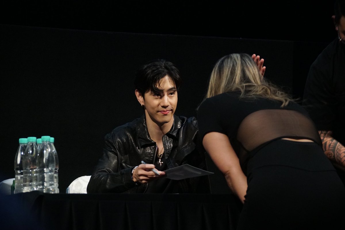 yojNe27's tweet photo. “ Hi.. This is my first fansign. I'm so happy. Thank you for being here. I will always support you. See you in Thailand. Can't you touch my head ? “ (1)

#MarkTuaninKL
#theothersideinKL 
#theothersidetour_KL
#theothersideAsiaTour https://t.co/DeKwlLLyeQ
