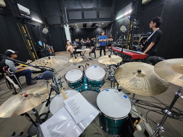 SMNINewsblast's tweet photo. Mga batang 90s, anong kanta ang gusto ninyong marinig nang live mula sa Rivermaya?
Gaganapin ang pinakaaabangang #RivermayaTheReunion concert ngayong Pebrero 17 sa SMDC Festival Grounds.
#OPM #Pinoyband
#alternativerock
📷 Rivermaya https://t.co/xARV2QokrS