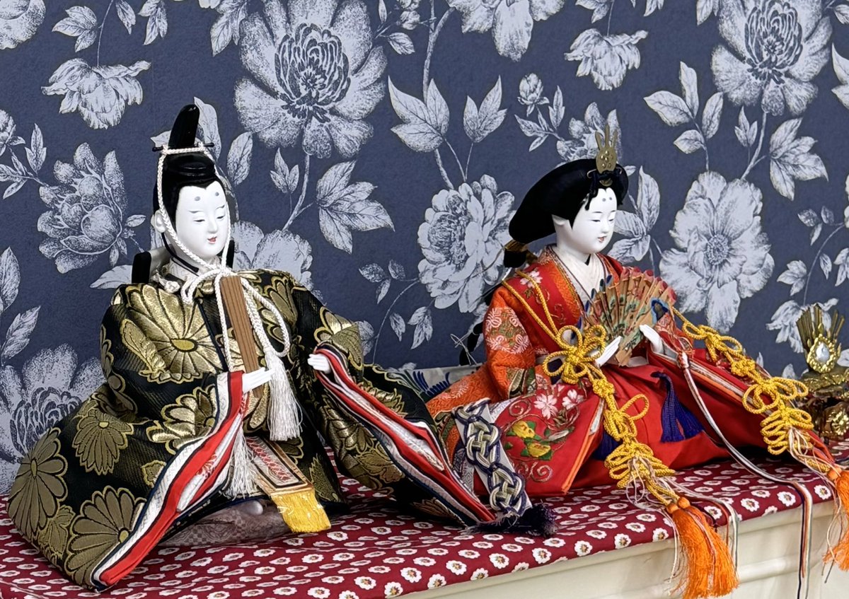 本日1／9より新年の営業を開始しました。

🌸お雛様を飾りました🎎

春を感じるレターや、お雛様の折り紙などを取り揃えております。春を感じる文具で、春を一歩先に楽しんでいただけます。