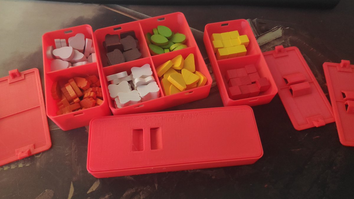 TopoSolitario's tweet image. Ayer dejé hechos estas bandejas/cajas para los componentes del juego #kitchenrush (que lo trajeron los reyes), mucho más práctico para almacenar y jugar la partida. Todo a mano, todo colocado...
Se ha pasado la noche imprimiendo... thingiverse.com/thing:6425254