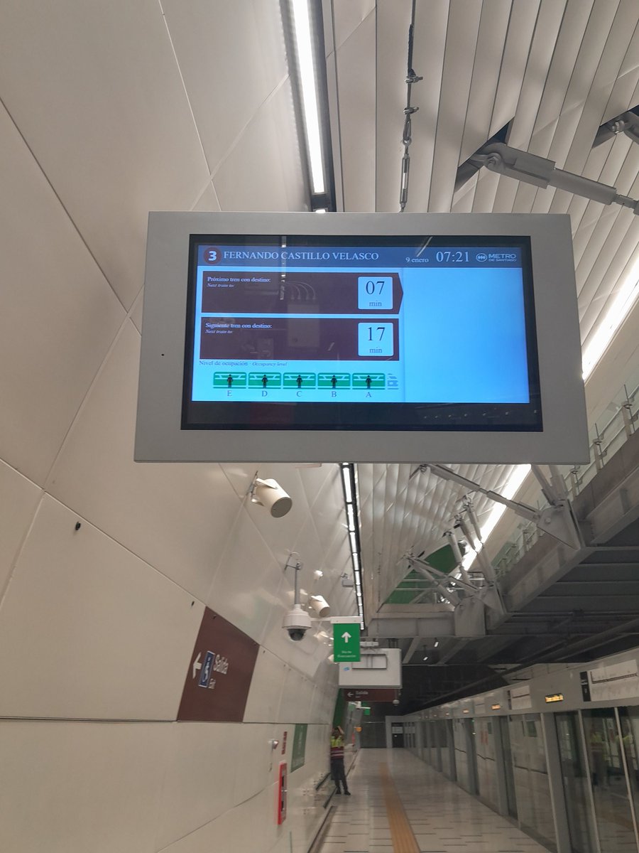 VBoschFranulic's tweet photo. Me parece insólita la espera en L3, estación fernando castillo velasco!!!! Empieza el verano y uno está destinada a llegar tarde al trabajo??? horrible!!! @metrodesantiago https://t.co/uRpYsyVm8w