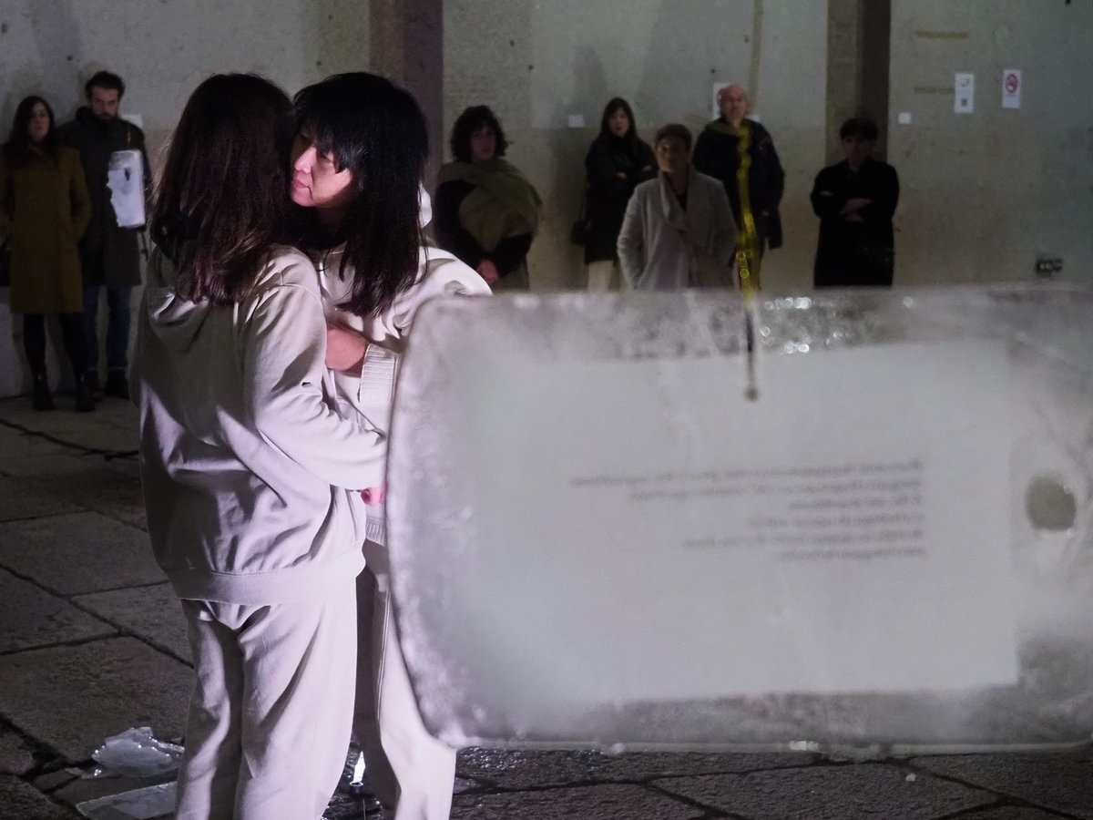 AisCultural's tweet photo. 📷Fotografías de @XXOGCHAO no 1º evento de #BODYTALKS
Mostra de arte performático onde a linguaxe ven dada polos movementos do corpo, conducida por Javier Trigales🩰
🤍A creadora @HelenaSalgueir en estado puro durante a súa performance na @FundLuisSeoane
@DACCultura https://t.co/LbOhhkcWu7