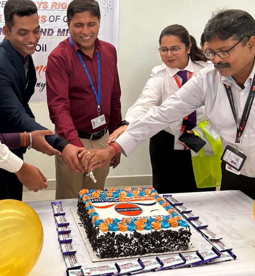 #IndianOilCustomersDay is a very special occasion for Indian Oil. Indian Oil AV was played in the terminal building followed by cake cutting together with the airlines customers Indigo, Air India, Vistara and Spicejet at Port Blair Airport.

<a href="/DirMktg_iocl/">Director (Marketing), IndianOil</a> <a href="/IndianOilcl/">Indian Oil Corp Ltd</a>