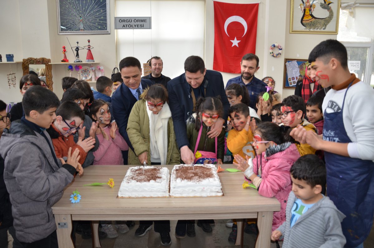 7-14 görme engelliler haftası nedeniyle ali ihsan arslan görme engelliler okulu öğrencileri sümerpark engelsiz yaşam merkezinde.Ahşap,deri tığ örücülüğü, atölyelerimizde çeşitli etkinliklere katılan öğrenciler yaş pasta kesiminin ardından masal ağacı atölyesinde masal dinlediler.