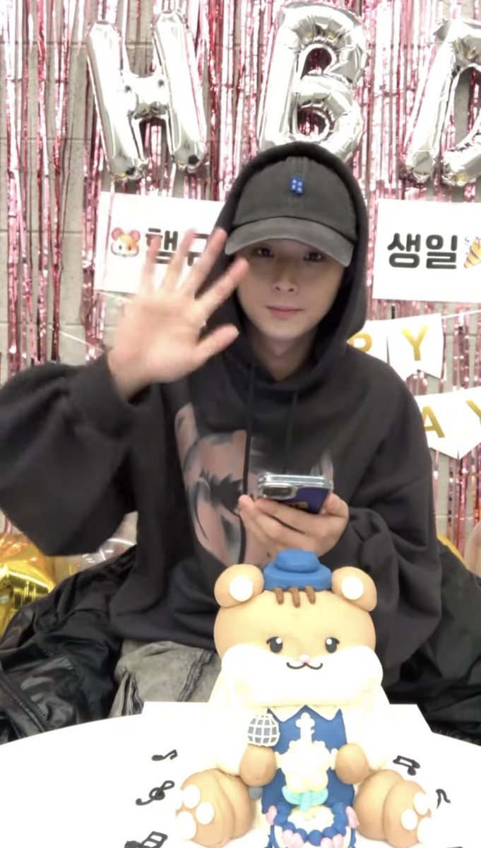 DKZperu's tweet photo. 🐹 se encuentra haciendo un live en YouTube por su cumple~

https://t.co/qjhkILOhzl https://t.co/yrolMWnjsS