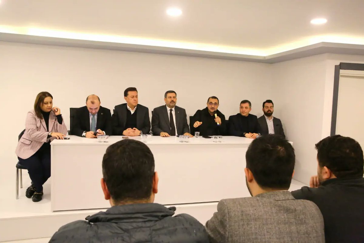 SuleymannREYHAN's tweet photo. Seçim Koordinasyon Merkezimizde Eskişehir Büyükşehir Belediye Başkan Aday'ımız Nebi Hatipoğlu ve Milletvekilimiz Fatih Dönmez ile mahalle başkanlarımızla bir araya gelerek yerel seçimlere yönelik istişare toplantımızı gerçekleştirdik. 

#HazırızKararlıyız https://t.co/ZoQRjJZqUi