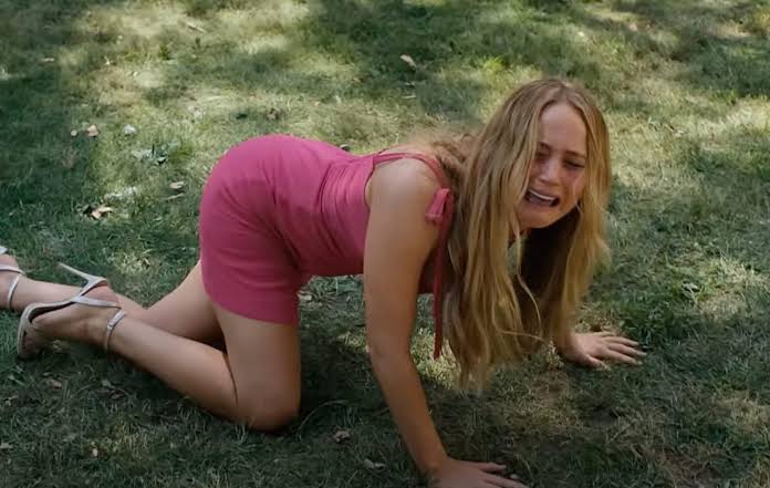 Seneng 'No Hard Feelings' udah tayang di Netflix. Ini film komedi dewasa yg nggak cuma ampuh bikin ngakak sampai bengek, tapi diluar dugaan juga sweet sekali. Jennifer Lawrence totalitas menggila!

Nyeritain seorang perempuan yg disewa satu pasutri buat mengencani putra mereka yg