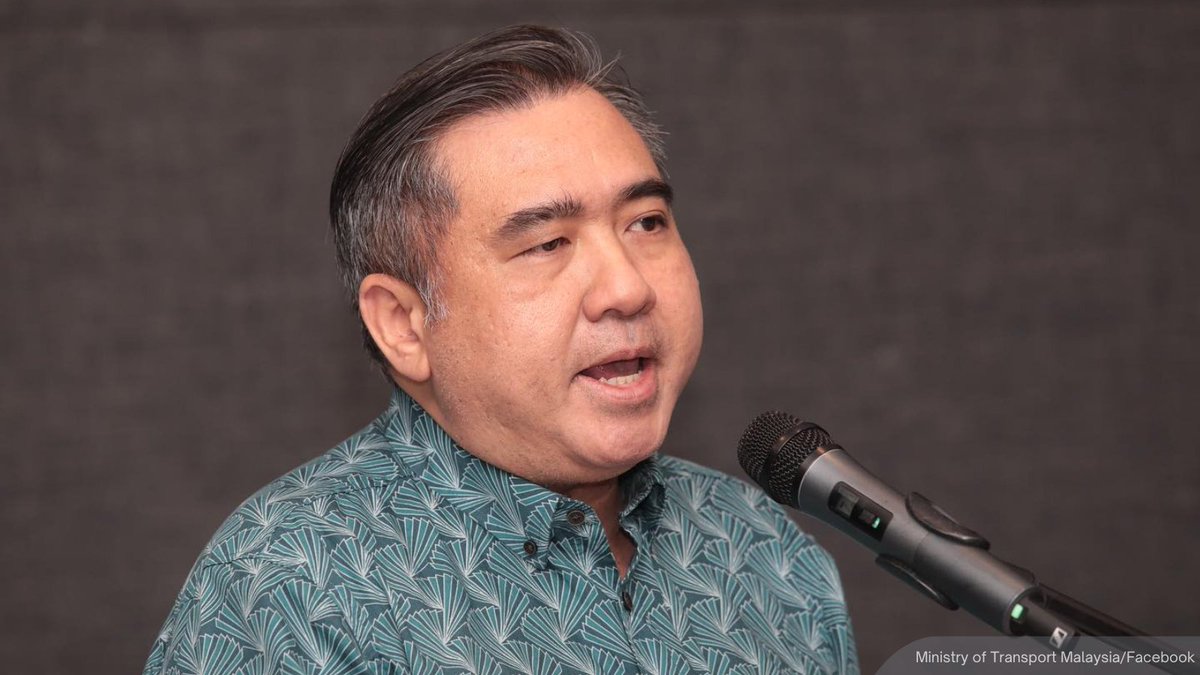 NewsBFM's tweet photo. 1. Putrajaya will soon penalise those who misuse bus lanes in Kuala Lumpur.

Transport Minister Anthony Loke said this is to increase public transport ridership.

"People prefer not to take buses as they will be stuck in traffic jams so the frequency is unpredictable," he said. https://t.co/hBxnjIKnNt