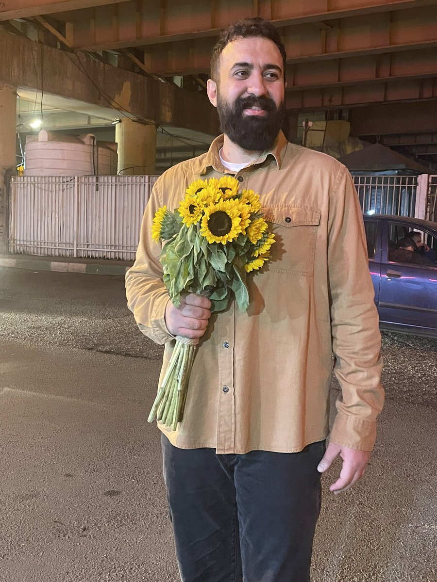 Il popolare cantante #iraniano #MehdiYarrahi è stato condannato dal cosiddetto Tribunale rivoluzionario di Teheran (Br 26) a 74 frustate e 2 anni e 8 mesi di reclusione. Al momento è stato rilasciato su cauzione. 
#Yarrahi era stato arrestato ad agosto dopo aver pubblicato la sua