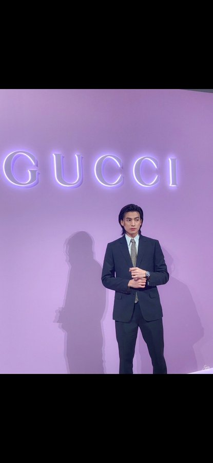 SandyC76159028's tweet photo. Very happy. Today we sent our beloved Gulf to 🇮🇹 with ❤️ Sparkle &amp; shine dear G. May everything goes well in the MFW. Have a wonderful time.
afternoon everyone, morning to me.
GULF KANAWUT  
#GulfKanawut #Gucci #GuccixGulf #GucciTh #FriendofGuccixGulf @gulfkanawut @gucci https://t.co/eTj1NCphzE