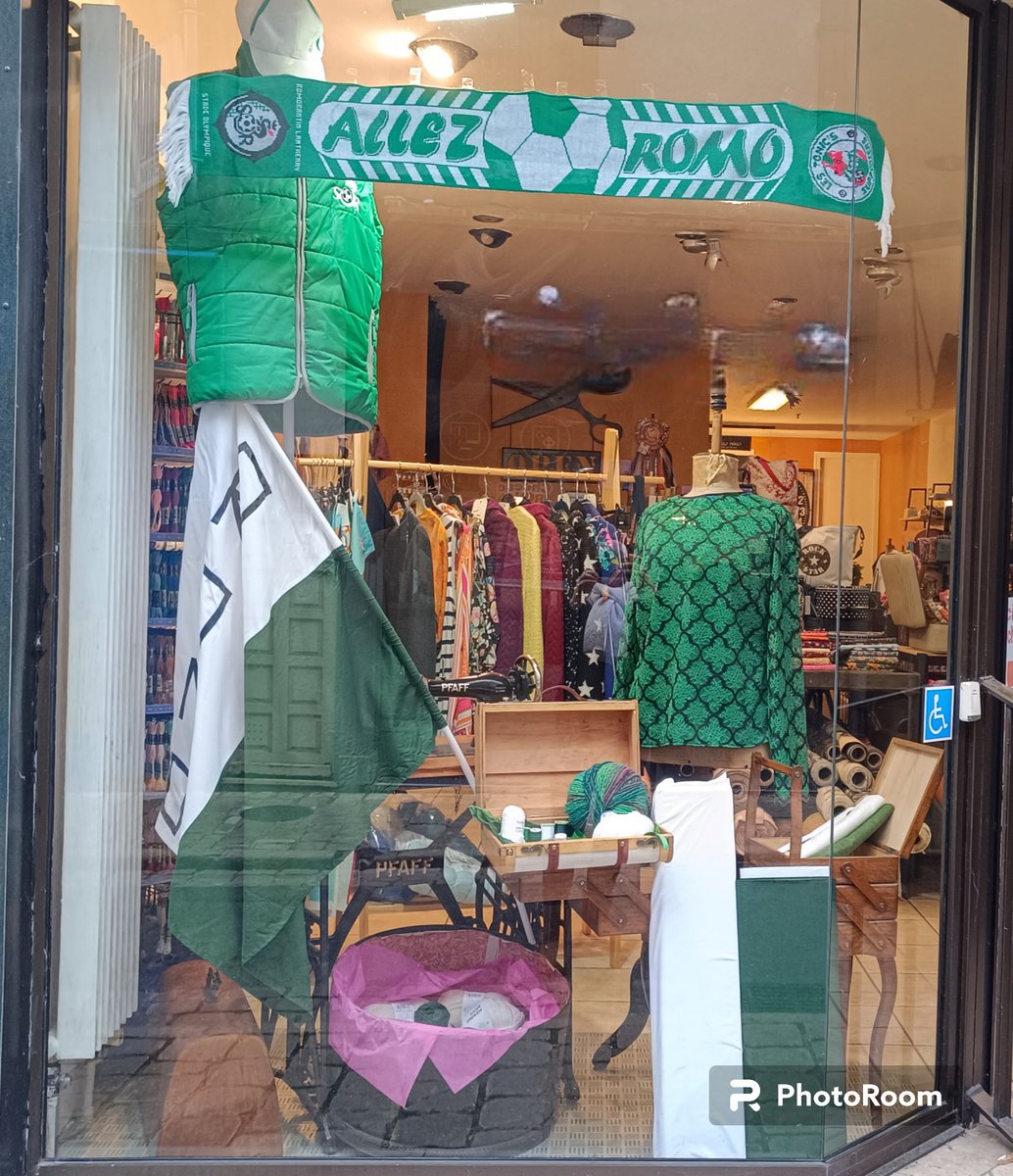 nessa131077's tweet photo. La vitrine de ma boutique se pare de 💚🤍 pour notre équipe de foot pour la coupe de France 😁
#romorantin #sologne #CoupeDeFrance #football #SOR #CLUB #loiretcher https://t.co/1oimi3DQnp