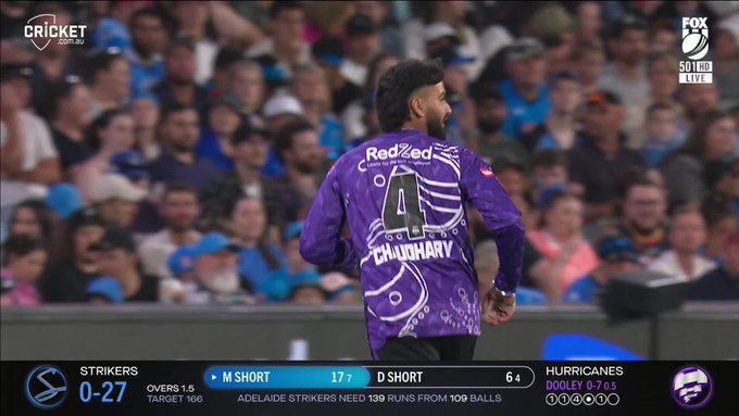 Heaves it over midwicket for a six... 📹 Credits: Twitter/BBL