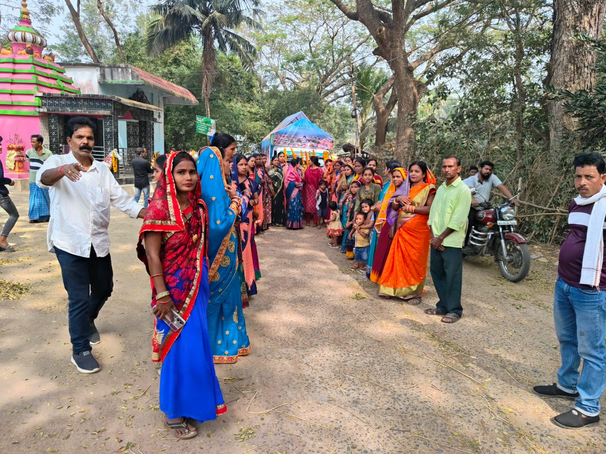 PS_Kendrapara's tweet photo. Shree Mandir Parikrama Prakalp rathas are marching in different GPs under Kendrapara Sadar Panchayat Samiti and collecting the devotional offerings from villagers. https://t.co/JlICn4Zs1k