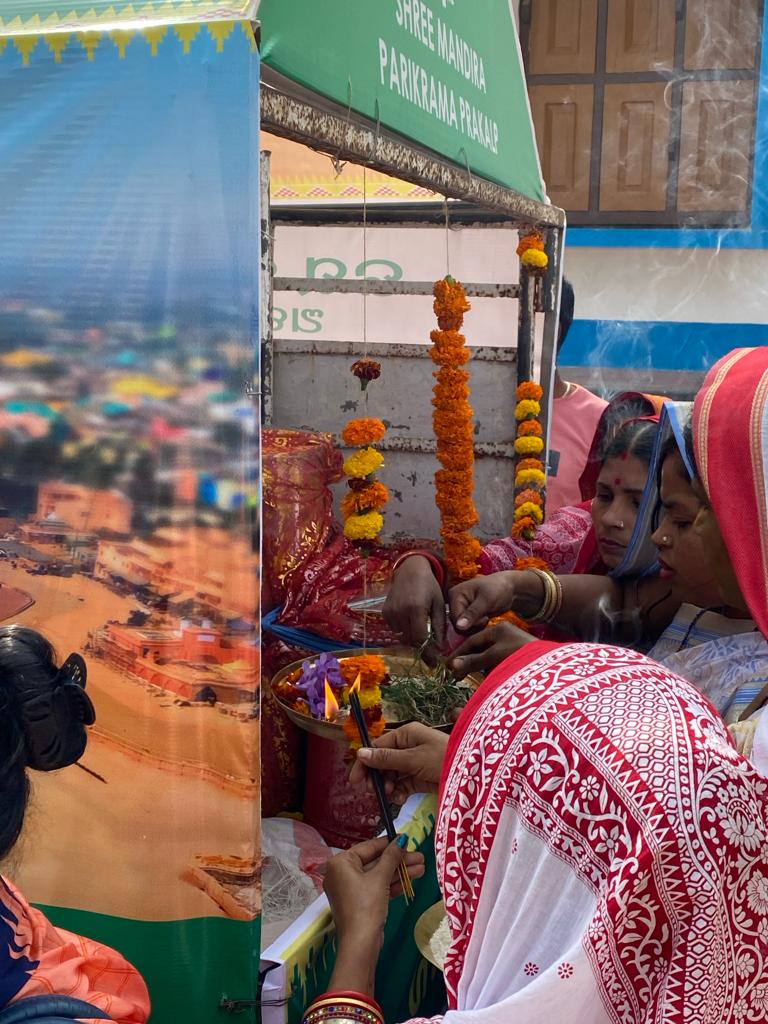 PS_Kendrapara's tweet photo. Shree Mandir Parikrama Prakalp rathas are marching in different GPs under Kendrapara Sadar Panchayat Samiti and collecting the devotional offerings from villagers. https://t.co/JlICn4Zs1k