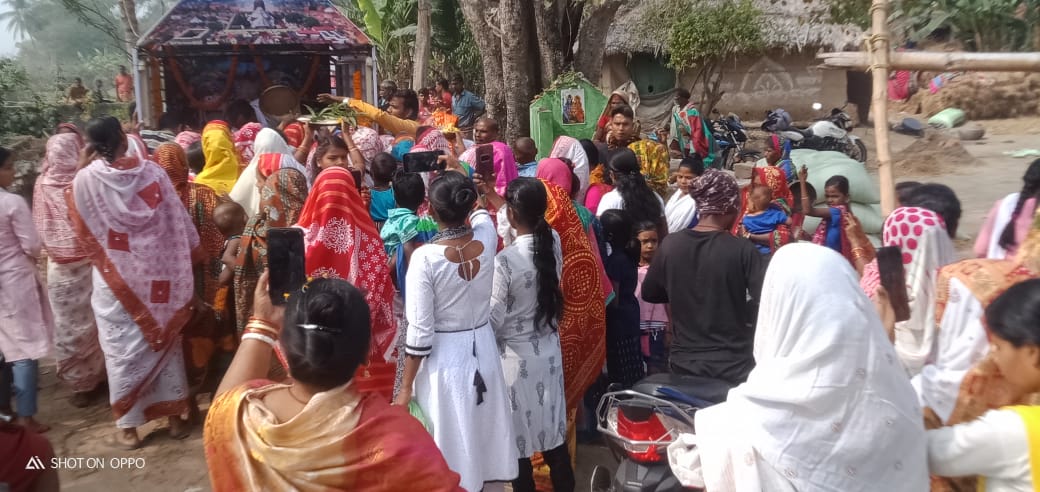 PS_Kendrapara's tweet photo. Shree Mandir Parikrama Prakalp rathas are marching in different GPs under Kendrapara Sadar Panchayat Samiti and collecting the devotional offerings from villagers. https://t.co/JlICn4Zs1k