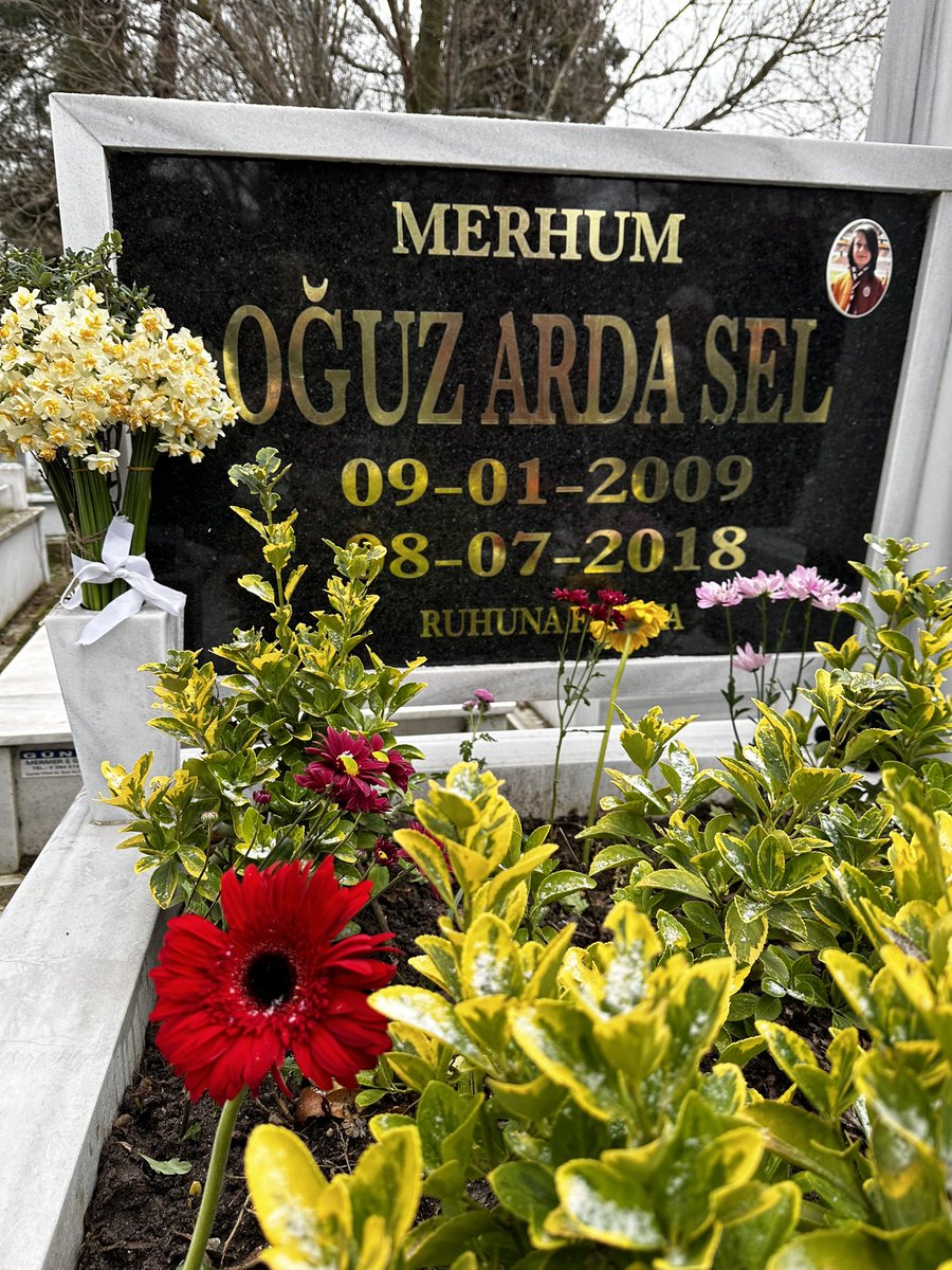 misra_oz's tweet photo. Çorlu tren katliamının karar duruşmasına 15 gün kaldı.
Oğlumun burada yatmasına sebep olan kişiler bir gün olsun tutuklu yargılanmadı.
Bu ülkeyi liyakatsızlıkla yönetenlerin de, 25 kişinin ölümüne sebep olup hiç bedel ödemeyenlerin de, adaleti sağlamak için o koltuklarda oturup, bir haltı beceremeyen beceriksizlerin de Allah bin belasını versin.
#CorluTrenKatliamı 
#OğuzArdaSel