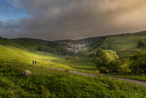 DonaldsonnPHOTO's tweet photo. The sun breaking through the storm clouds at Malham cove. https://t.co/TVdCSIRWqb