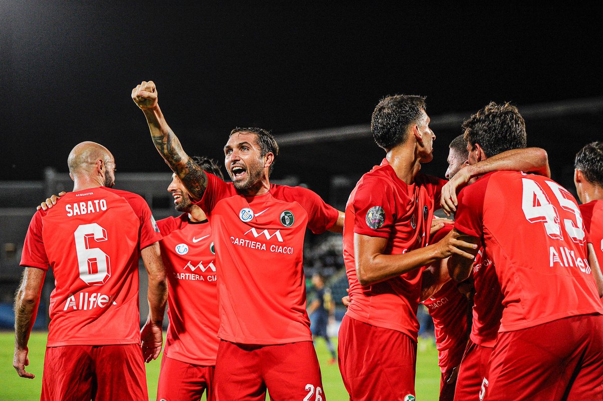 SweeperPod's tweet photo. ↕️ Top-flight European leagues with the highest proportion of foreign players:

🇦🇩 Primera Divisió (76.4%)
🏴󠁧󠁢󠁥󠁮󠁧󠁿 Premier League (67.7%)
🇸🇲 Campionato (64.6%)
🇨🇾 First Division (64.4%)
🏴󠁧󠁢󠁳󠁣󠁴󠁿 Premiership (63.3%)
🇮🇹 Serie A (63.3%)
🇵🇹 Primeira Liga (60.6%)
🇬🇷 Super League (59.8%) https://t.co/X9HBgGCThM