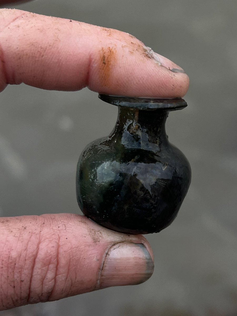 mudlarkanna's tweet photo. A miraculous, near complete, #apothecary phial from the #1600s! Found on the very edges of a super low #tide embedded in rock. Bashed it out with the #tide lapping round my wellies. Hurrah!!!!  #mudlarking #thames #glass #archeology #london https://t.co/jTP4hJHAjD