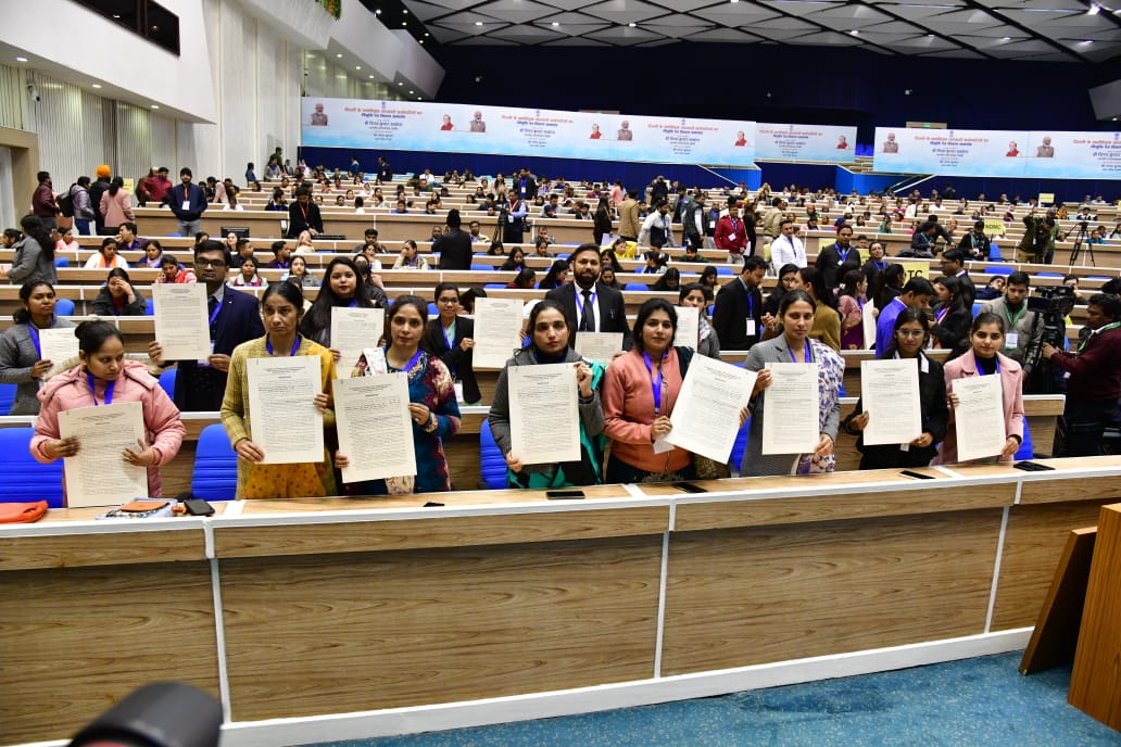 LtGovDelhi's tweet photo. With issuance of letters of appointment for permanent Govt jobs in Delhi Govt &amp; Civic to 398 deserving candidates today, the number reached about 22,000 during the last year and half. https://t.co/qc1BwKXklo
