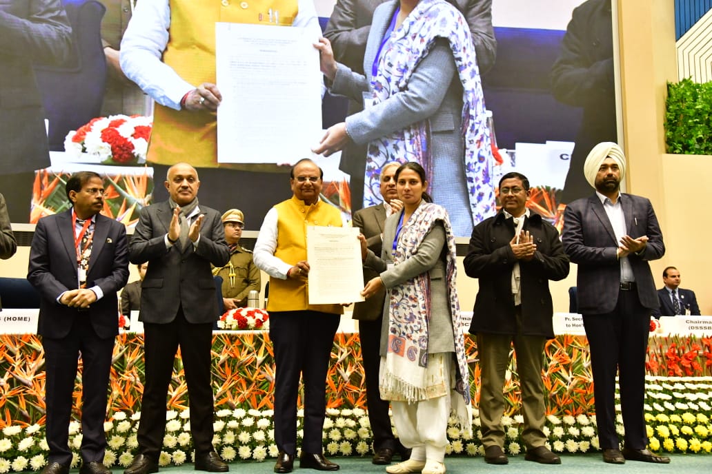 LtGovDelhi's tweet photo. It was humbling to hand over appointment letters to over 149 dependents on compassionate ground simultaneously- a record in itself, recruited after strictly following a transparent &amp; hassle free process. 
Another 22,000 vacancies are expected to be filled in the next one year. https://t.co/TgBP6fIk0P