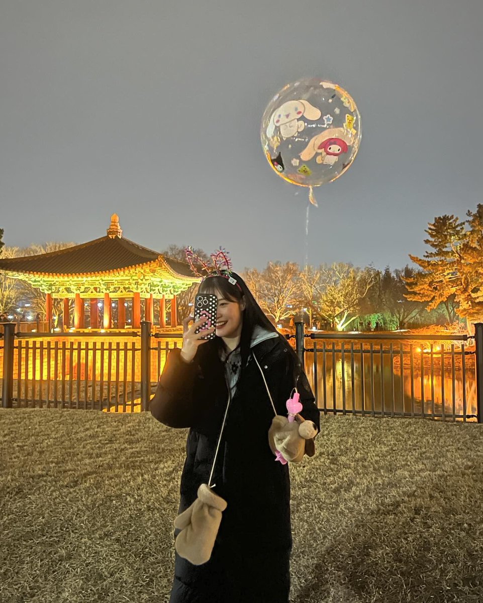 jcyarchive's tweet photo. chaeyeon with a sanrio balloon 🥹🩷 https://t.co/nG8ve0doIo