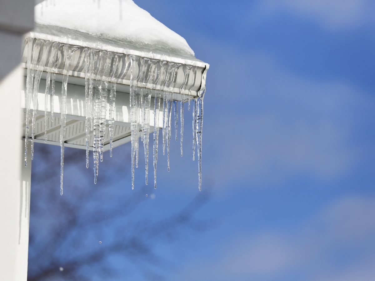 material_alcupi's tweet photo. #CANALONES// Ya ha llegado el frío - durante el invierno, la función de los canalones es crucial para evitar daños en la estructura del #tejado. Compra canalones de aluminio y todas las piezas para su instalación en tu tienda online ALCUPI: https://t.co/TM6ULEpLHL https://t.co/xHegqLexzn