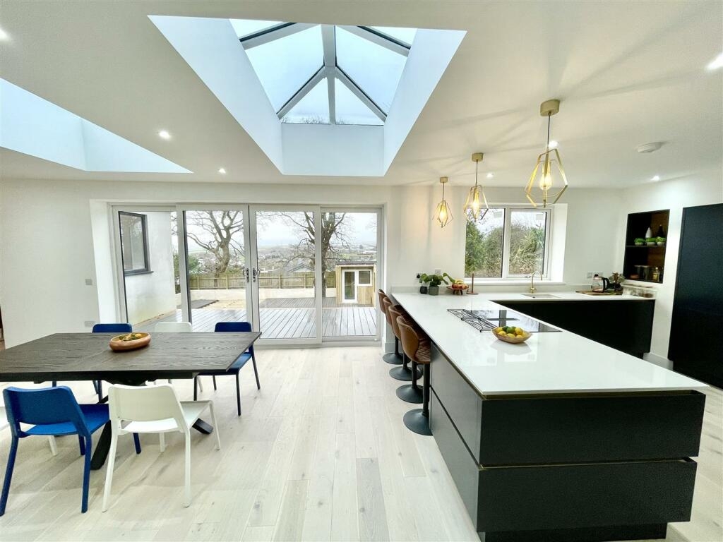 OakleyProducts's tweet image. Modern meets contemporary. Located on the prestigious Powisland Drive road, the homeowners of this light, spacious and elegant new build, combine contemporary features with modern interior design.

#kitcheninterior #InteriorDesignInspiration #deckaplank #deckaplankflorida