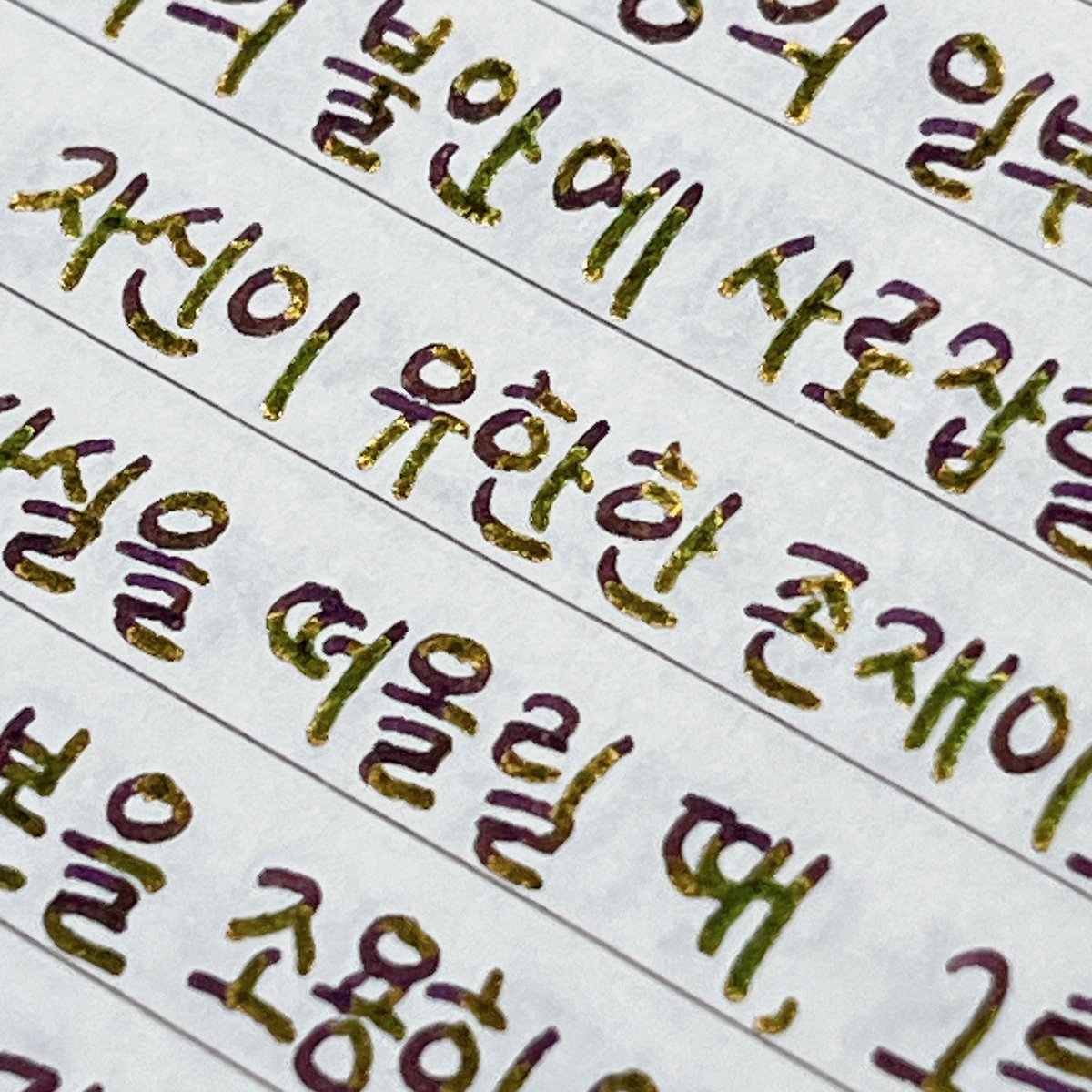 #캐스퍼필사

티아구 호드리게스의 『소프루』 를 필사하고 있어요
저는 이 작품으로 프롬프터라는 직업을 처음 알았는데요 연극무대에서 배우가 대사나 동선을 잊었을 때 무대 아래에서 일러주는 사람이래요. 셰익스피어도 작가가 되기 전에 프롬프터였다고..!
그리고 빈타 할리퀸... 정말 아름다움