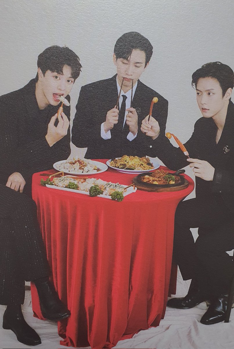 젓가락을 젓가락으로 쓰고 있는 사람이 아무도 없음