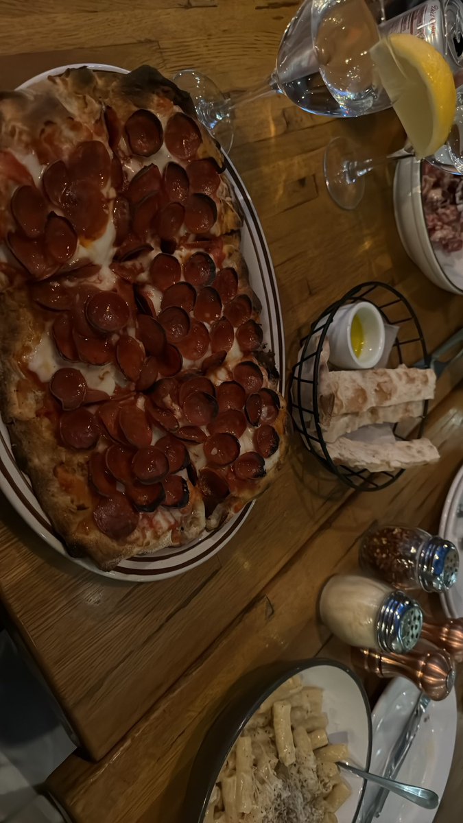 dibbindots's tweet image. The pizza was spicy ˙◠˙