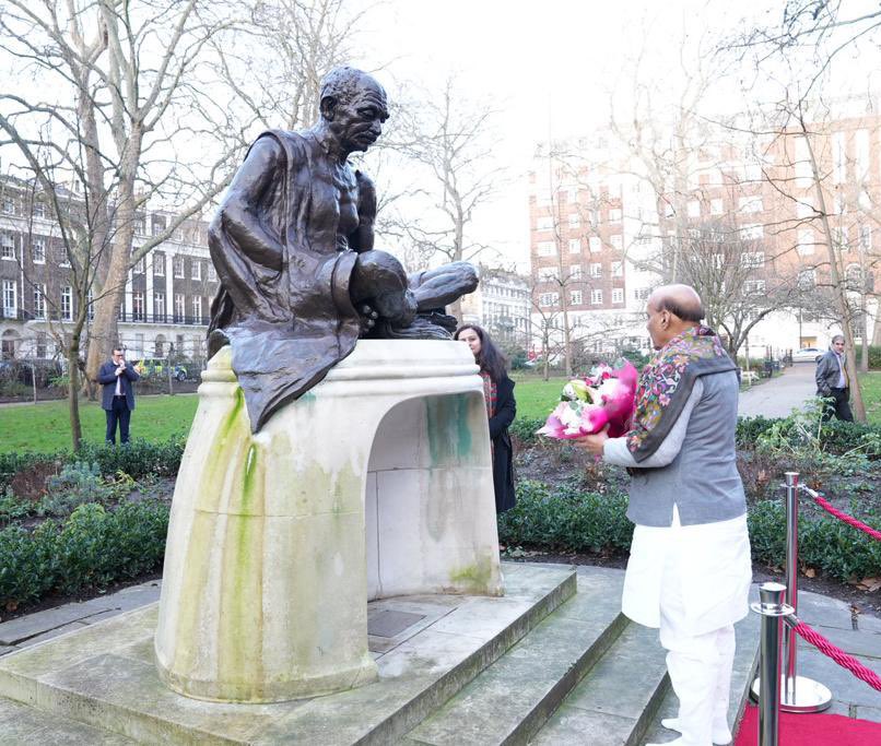 Paid homage to Pujya Bapu at his statue in Tavistock, London.