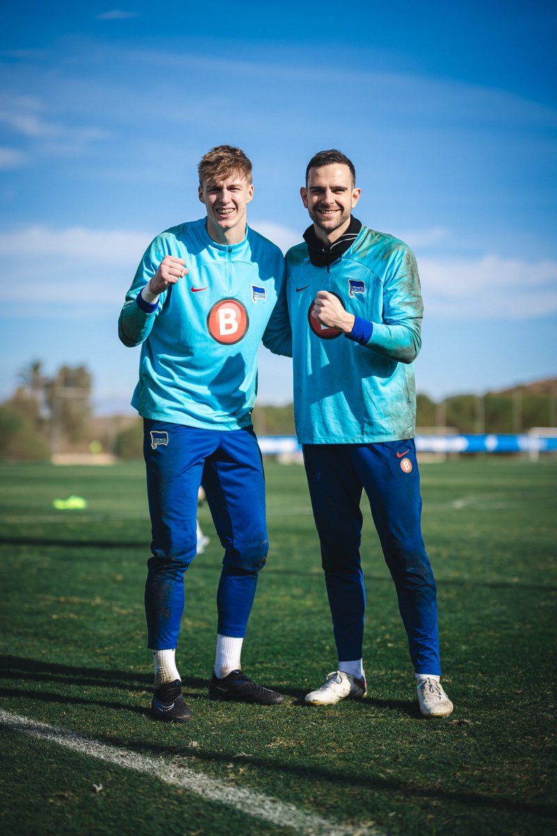 HerthaBSC's tweet photo. Erstes Training ist durch! 🤗

#ESPwirsindda #HaHoHe https://t.co/9z4l8F8dKO